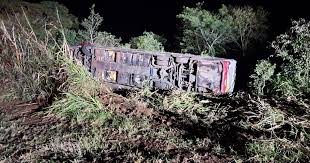 Ônibus com equipe de dança do Paraguai cai em ribanceira em SC, deixando 3 mortos e 40 feridos