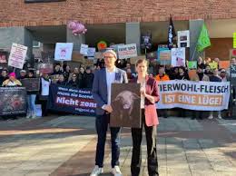 Schlachthof verklagt Tierschützer: Gericht in Oldenburg prüft erstes Urteil – Videos von Schweine-Betäubung gedreht