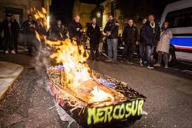 “Si on ne produit plus, c’est la mort”: à Angoulême, la FNSEA brûle le cercueil de l’agriculture