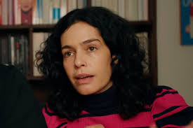 Maria Flor diz que terminou namoro após ex abandonar escova de dentes