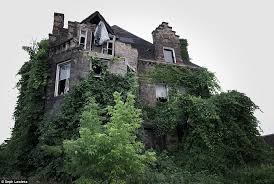 Résultat de recherche d'images pour "horrific haunted houses abandoned"