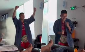 Roberto Alvarado se roba el vestidor de Chivas con un insólito show previo a Pumas