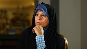 تیپ متفاوت فائزه هاشمی‌رفسنجانی با کاپشن آمریکایی در خیابان/ به زندان رفتن عادت دارم+عکس
