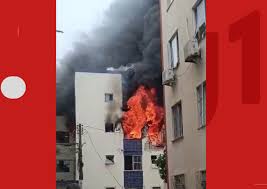 Incêndio de grandes proporções atinge prédio residencial em Salvador