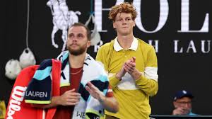 Jannik Sinner avança no Australian Open após desistência de adversário