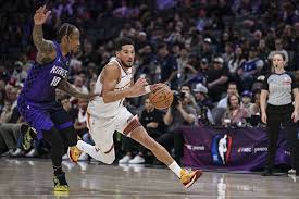 Devin Booker retorna e ajuda os Suns a vencerem os Kings.