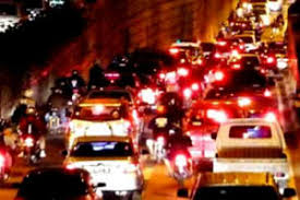Hasil gambar untuk hujan malam macet
