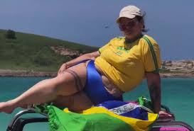 Thais Carla sensualiza de look 'Brazilcore' e anda de buggy com o marido; vídeos