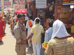 काशी विश्वनाथ धाम में श्रद्धालुओं की भीड़: 1KM लंबी लाइन लगी, श्रद्धालु बोले- बच्चों की छुट्टी है; धार्मिक ...