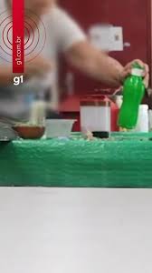 Artesã filma aluna colocando substância em garrafa e denuncia ter sido envenenada