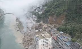 Atienden emergencia por deslave que arrasa zona residencial en China