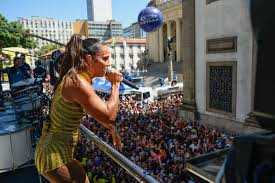 Ivete homenageia Preta Gil em estreia em megabloco patrocinado no Rio de Janeiro
