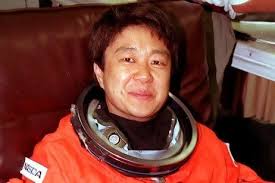 Chiaki Mukai. Doctora en medicina, fue tripulante de la mision STS-65 del transbordador Columbia en 1994 y representante ... - Chiaki-Mukai