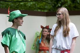 Florian Behnsen (Peter Pan), Theresa Gläser (Tinkerbell) und Finja ...