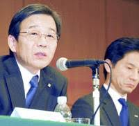 President Makoto Kawamura (left) and Sanyo Electric Co. Executive Vice - nb20080122a2a-200x182