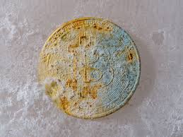 Bitcoin afunda pelo 5º mês seguido e testa paciência do investidor; fundo chegou?
