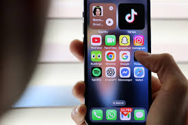Planea Gobierno de Canadá prohibir el uso de redes sociales a menores de 16 años -