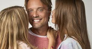 Bas Smit en gezin vieren zijn 45e verjaardag in Vietnam: 'Extra genieten met m'n meisjes'