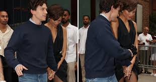Vestido 'rebelde' abre fenda e Zendaya quase mostra demais em passeio ao lado de Tom Holland