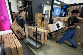 Best Buy Raises Outlook as Consumers Spend on Tech Upgrades