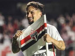 Paulinho e mais três são denunciados no STJD por atos na vitória do Palmeiras sobre o Flamengo
