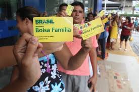 Resultado de imagem para povo na fila do bolsa família