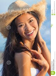 Retrato al aire libre de una mujer joven o de una muchacha asiática china hermosa que lleva un sombrero de vaquero blanco del bikini y de la paja en una ... - vaquero-asi%25C3%25A1tico-chino-hat-beach-del-bikini-de-la-muchacha-de-la-mujer-32214581