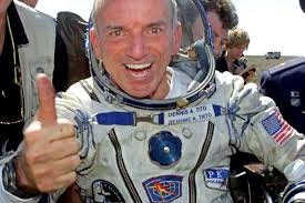 Il 28 aprile 2001 Tito si è unito alla Sojuz TM-32 restando per 7 giorni, 22 ore e 4 minuti in orbita, attraccandosi con l&#39;ISS. Tito, per il suo viaggio, ... - Tito