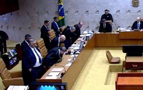 Moraes e Mendonça ficam lado a lado no plenário do STF durante julgamento