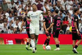 ريال مدريد يهزم ملقة برباعية ويتصدر الدوري الإسباني