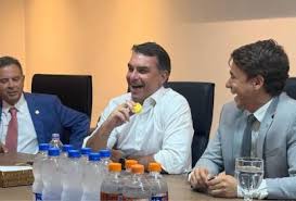 A reunião de Flávio Bolsonaro e Nikolas Ferreira para destravar palanque em Minas