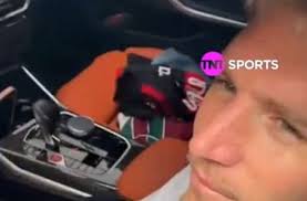 Varela chega a treino do Flamengo com camisa de rival e torcida reclama