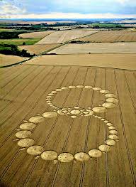 Un nuevo y sorprendente círculo de cultivo ha sido reportado hoy, 22 de mayo de 2026, en White Sheet Downs, cerca de Mere, Wiltshire, Reino Unido. 😍 Grandes fotografías de Stonehege Dronescapes.