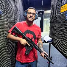 Presidente do PT no RJ, Diego Quaquá posa com armas e dá entrada em CAC