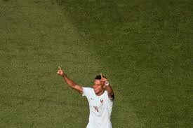 Substituído no segundo tempo, Mbappé revela 'leve pancada no tornozelo', mas diz que está bem