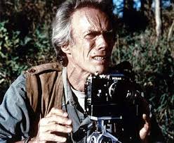 Robert Kincaid (Clint Eastwood) è un fotografo del National Geographic Magazine, che durante un reportage incontra una donna sposata (Francesca Johnson ... - b03