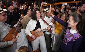 Reciben a Sheinbaum con son jarocho en Barcelona