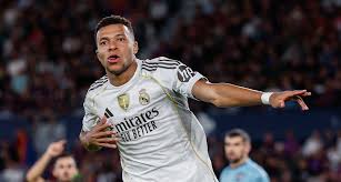 Vinicius fue titular y Mbappé marcó dos goles para ayudar al Real Madrid a ganar a lo grande