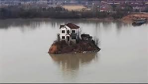 Bản - Biệt thự "cứng đầu" nằm giữa hồ, chủ nhà chịu cảnh ...