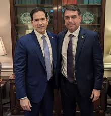 Flávio Bolsonaro se encontra com vice de Trump e secretário de Estado dos EUA