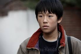 Middle school boy Jin-woo gets a part-time job delivering newspapers in the early mornings to help his mother, who is the provider for their family. - 20110526000012_0