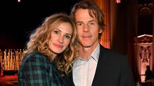 In 1987, Julia Roberts "auditioned eight times" to play Marlon Brando's daughter. He quit the movie days before the start of shooting - Far Out Magazine