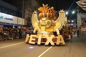 Veja fotos do desfile da Deixa Falar no Carnaval de Curitiba