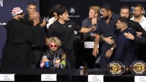 Lutador provoca Poatan e causa confusão em coletiva do UFC; veja