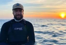 Surfista brasileiro passa por cirurgia após ser atingido no coração por peixe-espada