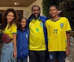 Tais Araújo e Lázaro Ramos vão com filhos para jogo do Brasil, e primogênito chama atenção pela altura