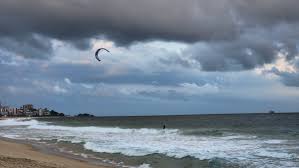 Alerta da Marinha: frente fria muda o tempo e provoca ressaca no Rio