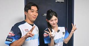 [Photo] Kim Dong-hyeok also fervent fan of Risene Minami - CHOSUNBIZ