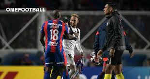 📹 Ovacionado en Argentina, Neymar regala botines a jugador de San Lorenzo