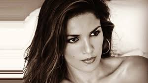 EXCLU – Hommage à Nadia Farès. Son interview culte pour Entrevue : « La vie est injuste, elle fait des cadeaux à certaines et pas à d’autres.